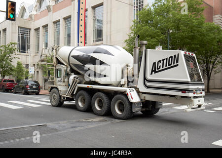 Scarico anteriore ready mix concrete carrello nel centro cittadino di Philadelphia STATI UNITI D'AMERICA Foto Stock