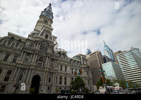 Philadelphia city hall e il quartiere centrale degli affari di rittenhouse fila alle spalle di Stati Uniti d'America Foto Stock