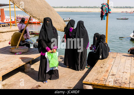 Un gruppo di donne musulmane, vestita di nero lo chador è in visita a dashashwamedh ghat, principale ghat, nel sobborgo godowlia Foto Stock