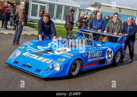 1973 Lola-Cosworth T282 prototipo nel paddock di contenimento prima della prova dimostrativa a Goodwood GRRC LXXV Assemblea dei Soci, Sussex, Regno Unito. Foto Stock