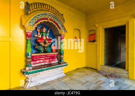 Un piccolo tempio dedicato alla dea ganga presso il fiume sacro Gange a lalita ghat nel sobborgo godowlia Foto Stock