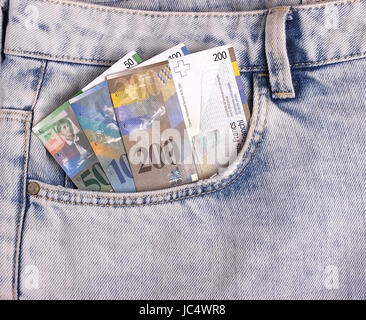 Primo piano della swiss note nella tasca dei jeans Foto Stock