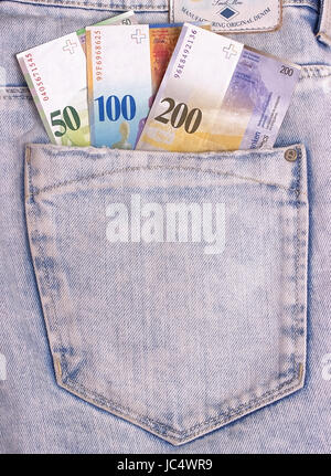 Primo piano della swiss note nella tasca dei jeans Foto Stock