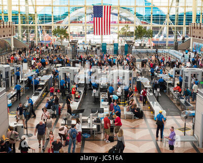 Occupato TSA checkpoint di sicurezza a Denver, Colorado Aeroporto Internazionale. Foto Stock