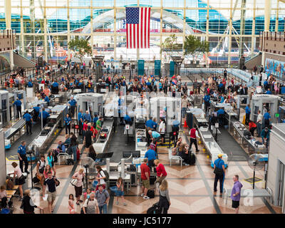 Occupato TSA checkpoint di sicurezza a Denver, Colorado Aeroporto Internazionale. Foto Stock