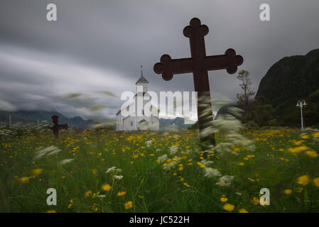 Pieno di fiori al cimitero GimsÃ'y chiesa, GimsÃ'y, Isole Lofoten in Norvegia Foto Stock