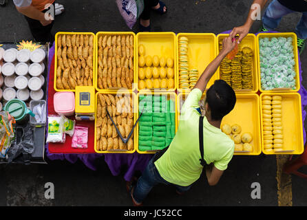 KOTA KINABALU, Malesia - 10 giugno 2017: vista dall'alto del proprietario del fornitore la vendita di varietà di torte e dessert durante il Ramadan bazaar. Foto Stock