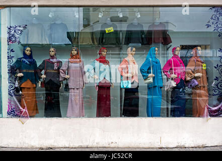 KOTA KINABALU, Malesia - 10 giugno 2017: negozio di abbigliamento per la visualizzazione di manichini in bei vestiti, hijab e accessori per donne musulmane. Foto Stock