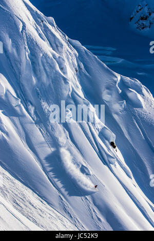 Professional Snowboarder Robin Van Gyn, giostre di polvere fresca in una giornata di sole mentre lo snowboard in Haines, Alaska. Foto Stock