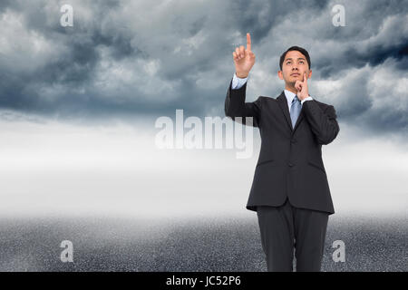 Immagine composita di pensosa asian businessman rivolta Foto Stock