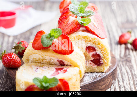 In casa strawberry shortcake rotolo di torta con crema di formaggio panna montata, perfetta estate stagione dessert servito su rustiche di legno Foto Stock