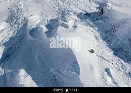 Professional Snowboarder Robin Van Gyn, giostre di polvere fresca in una giornata di sole mentre lo snowboard in Haines, Alaska. Foto Stock