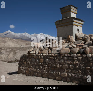 Parete di preghiera e di cloud sul bordo di Lo Manthang, Mustang, Nepal Foto Stock