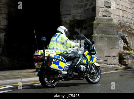 Polizia moto BMW in ovo l'Energia Femminile ciclo Tour Gara, Warwick, Regno Unito Foto Stock