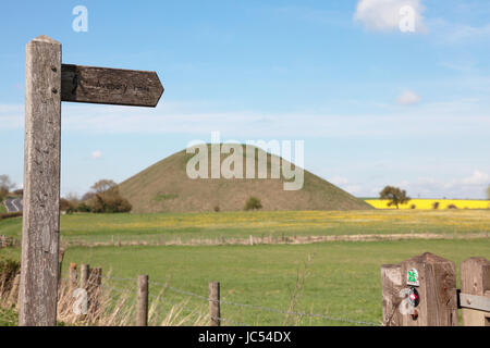 Un cartello nei pressi del tumulo preistorico di Silbury Hill, mostrando il sentiero permissivo ad Avebury, 1 miglio di distanza Foto Stock