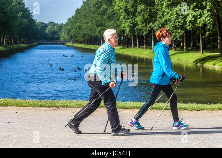 Invecchiamento attivo, due donne nordic walking nel parco, Kassel, Germania donne sano stile di vita Foto Stock