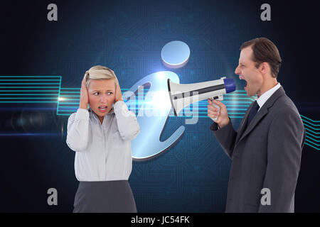 Immagine composita di imprenditore grida al collega con il suo bullhorn Foto Stock