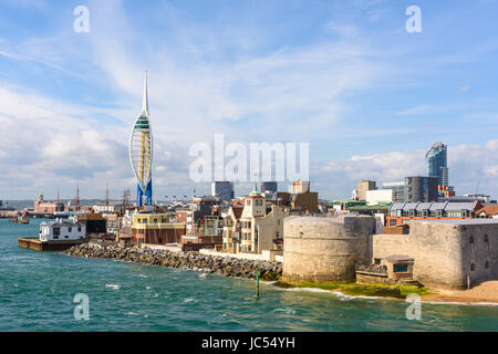 Spinnaker Tower & Round Tower, Portsmouth, Hampshire, Regno Unito Foto Stock