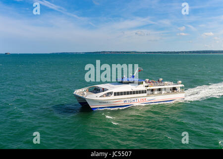 Portsmouth Isle of Wight piede catamarano passeggeri del traghetto, REGNO UNITO Foto Stock