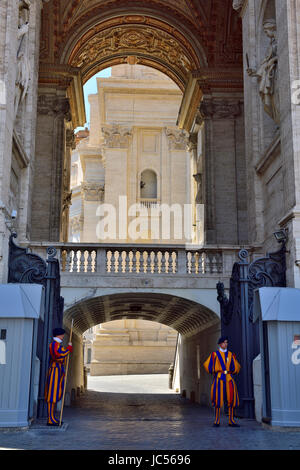 Vaticano le Guardie Svizzere sentinella a piedi dalla Basilica di San Pietro (Basilica di San Pietro Città del Vaticano, Roma Foto Stock