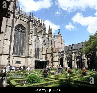 I giardini botanici e il cortile interno (Pandhof) della gotica Chiesa del Duomo o San Martin's Cathedral, Utrecht, Paesi Bassi. (Maglia di 2 immagini). Foto Stock