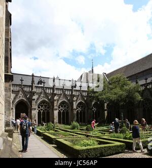 I giardini botanici e il cortile interno (Pandhof) della gotica Chiesa del Duomo o San Martin's Cathedral, Utrecht, Paesi Bassi. (Maglia di 2 immagini). Foto Stock