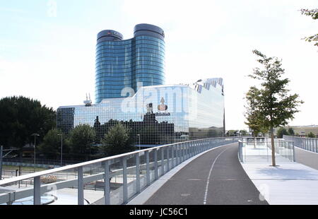 Ufficio Rabotower, HQ di Rabo Bank Holland in Utrecht, Paesi Bassi. (Rabobank Bestuurscentrum), visto dal nuovo Moreelse brug & pedonale ponte di bicicletta Foto Stock