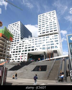 Western scale che portano al rinnovato Utrecht Centraal stazione ferroviaria. Utrecht, Paesi Bassi. Stadskantoor highrise edificio (Kraaijvanger Urbis. 2014) Foto Stock