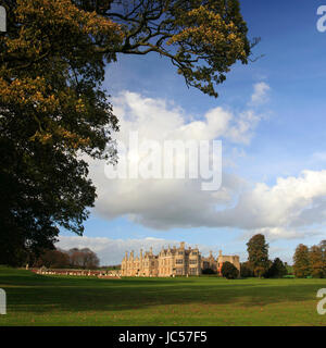 I colori autunnali, Kirby Hall, vicino a Corby town, Northamptonshire, England, Regno Unito Foto Stock