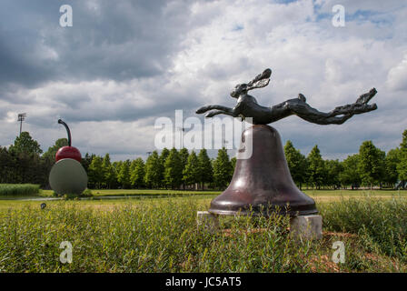 Lepre sulla campana- una famosa scultura in Minneapolis Sculpture Garden al Walker Art Center a Minneapolis, Minnesota. Il Spoonbridge e ciliegia di Claus Oldenberg è visto in lontananza Foto Stock