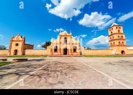 La chiesa, la cappella e la torre campanaria del Patrimonio Mondiale UNESCO missione gesuita in San Jose de Chiquitos, Bolivia Foto Stock