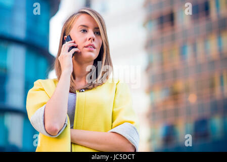 Avvocato imprenditrice professional passeggiate all'aperto a parlare sul cellulare smart phone Foto Stock