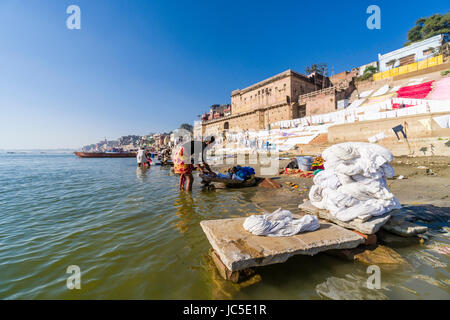 Servizio lavanderia viene lavato e messo ad asciugare dalla casta dhobi a pandey ghat presso il fiume sacro Gange nel sobborgo godowlia Foto Stock