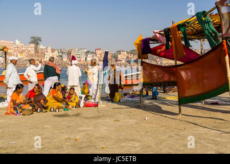 Un gruppo di pellegrini femmina sta eseguendo un rituale religioso su banchi di sabbia di fiume santo Ganges, panorama di Dashashwamedh Ghat, principale Ghat, in Foto Stock