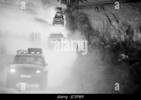 Off-road viaggio su strada sterrata tra i campi di grano Foto Stock