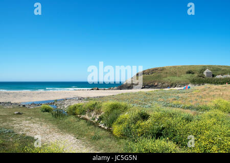 Giornate di sole e cielo blu in chiesa cove gunwalloe in Cornovaglia, Inghilterra, Regno Unito. Foto Stock