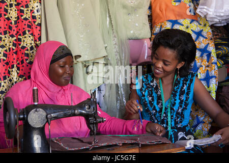 Femmina sarto nel suo negozio, Tanzania africa Foto Stock