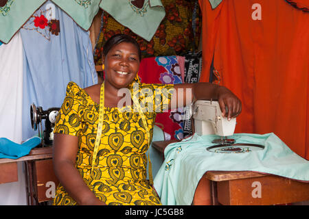 Sarto femminile, Tanzania Africa. Foto Stock