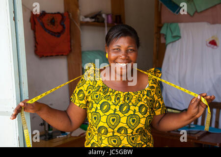 Femmina sarto nel suo negozio, Tanzania Africa. Foto Stock