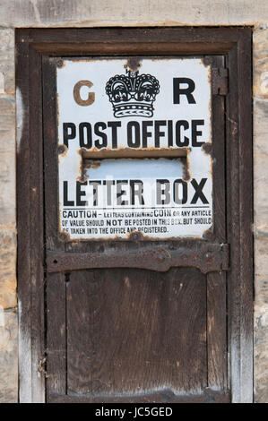 Un vecchio e storico postbox letterbox all'interno di un muro di mattoni nel villaggio di Penshurst, Kent, England Regno Unito Foto Stock