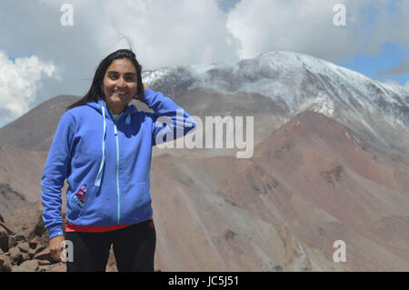 Giovane donna esplora le altezze di Acay a Salta Argentina Foto Stock