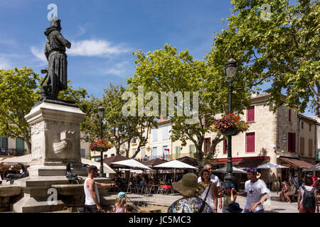 I turisti in Place Saint Louis, Aigues Mortes, vicino a Montpellier, Occitanie,Francia Foto Stock