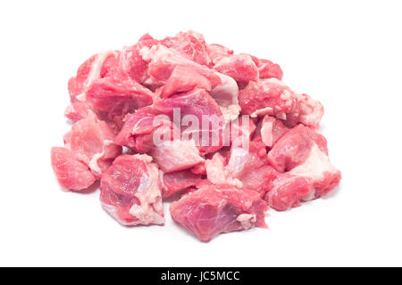 Pila di carne di maiale tritata carne per spezzatino isolato su bianco Foto Stock
