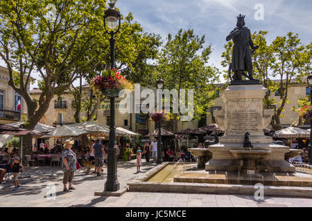 I turisti in Place Saint Louis, Aigues Mortes, vicino a Montpellier, Occitanie,Francia Foto Stock