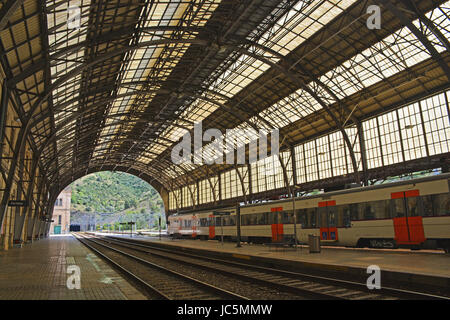 Treno a Portbou stazione ferroviaria, Spagna Foto Stock