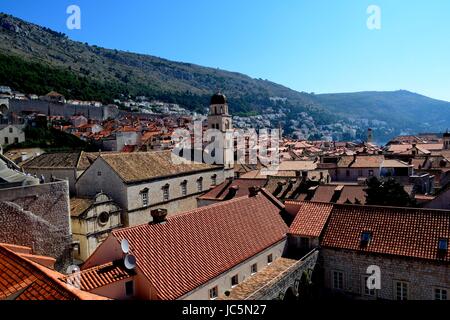 Che affaccia sui tetti di Dubrovnik Città Vecchia dalle mura della città verso il porto Foto Stock