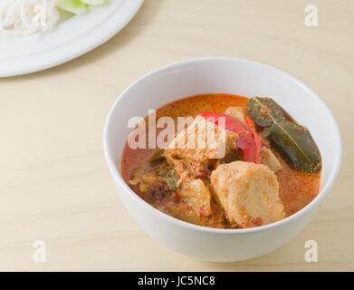 Cibo vegan, una deliziosa Thai Spicy Red Curry con trama di proteine vegetali, ananas e latte di cocco. Foto Stock