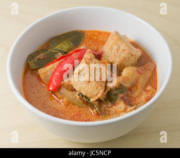 Cibo vegan, deliziosi piatti Thai Spicy Red Curry con trama di proteine vegetali, ananas e latte di cocco. Foto Stock