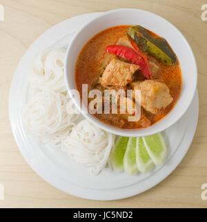 Cibo vegan, Curry rosso con trama di proteine vegetali, ananas e latte di cocco. Foto Stock