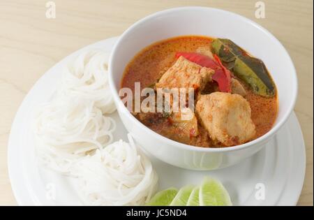Cibo vegan, piastra di Curry rosso con trama di proteine vegetali, ananas e latte di cocco. Foto Stock